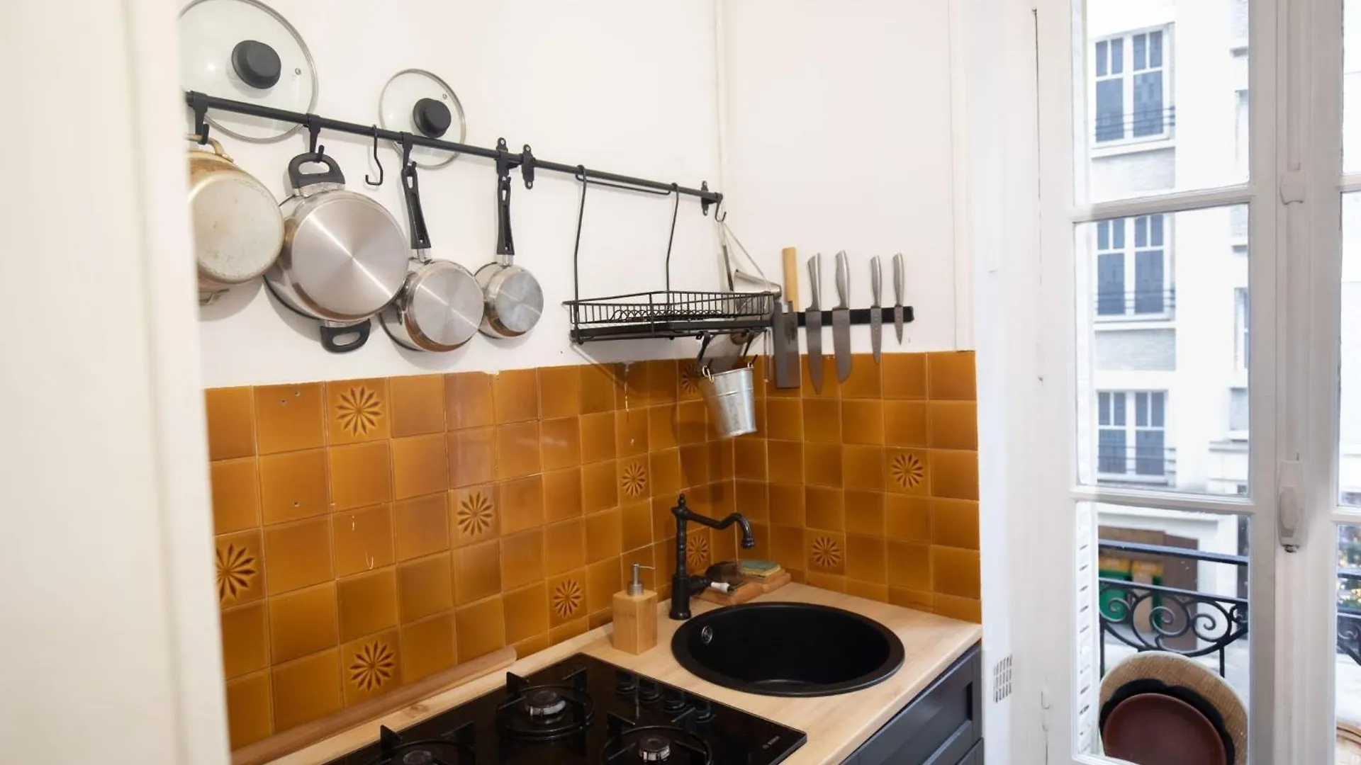 Lovely Spacious Cocoon In Διαμέρισμα *